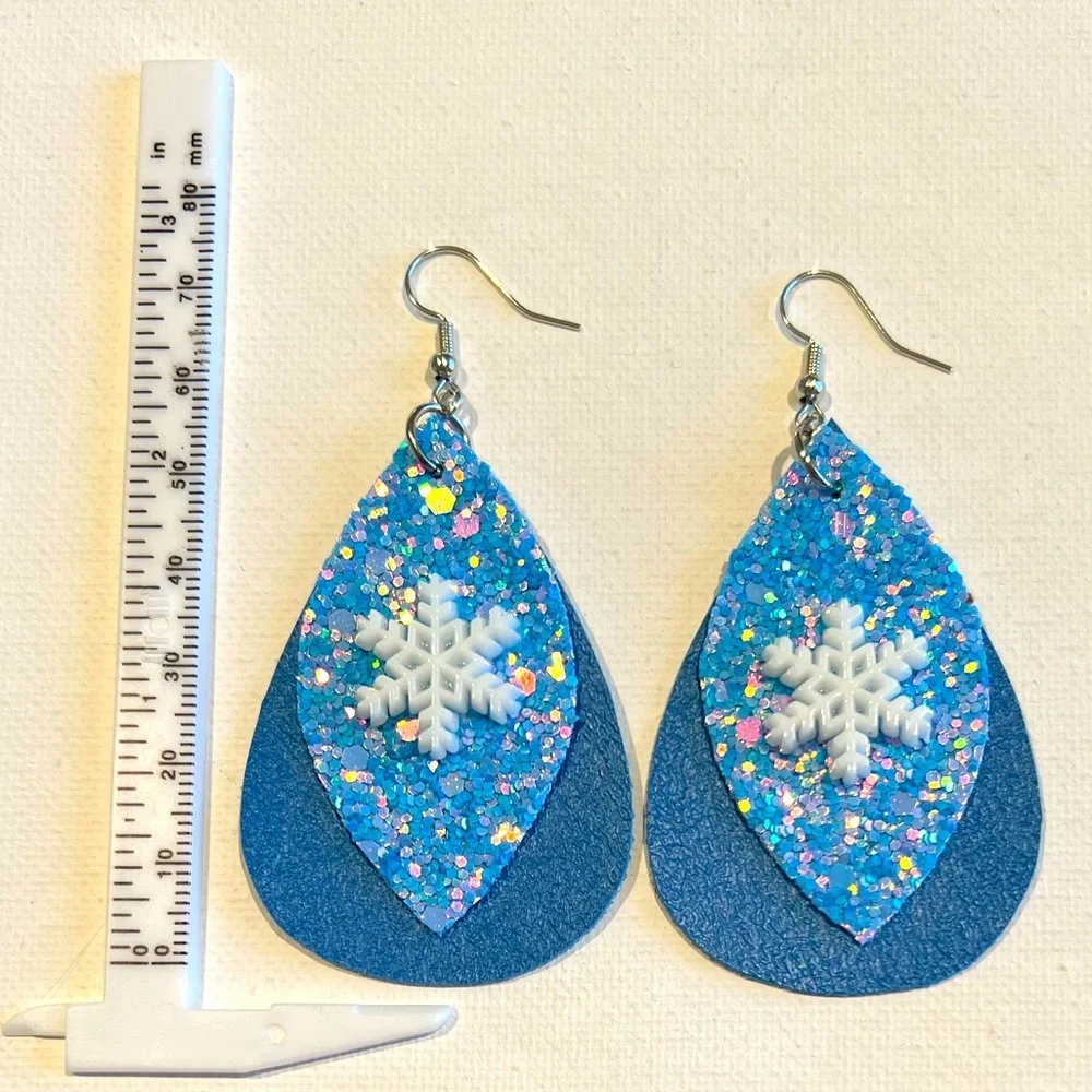 Snowflake ❄️ glitter faux leather earrings - Picture 4 of 6